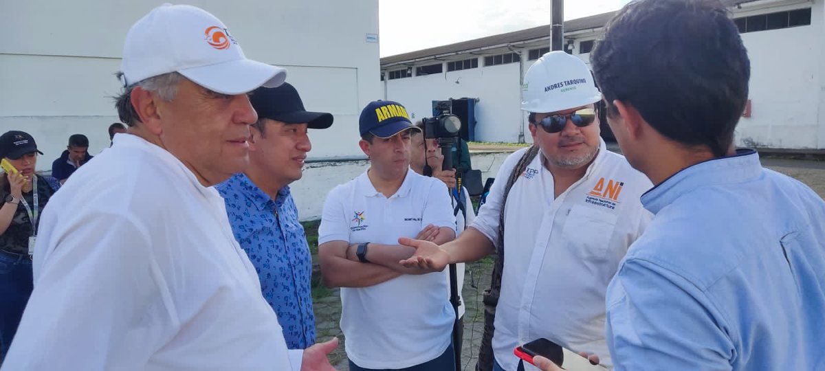 jhonrojasca's tweet photo. 1.200.000 galones de combustible llegaron este lunes a Tumaco como parte del plan de abastecimiento que hemos implementado para Nariño.Solicitamos @MinEnergiaCo se priorice abastecimiento suficiente de combustible para Tumaco.
Continuamos trabajando unidos para superar la crisis. https://t.co/ax6vcY3J9U