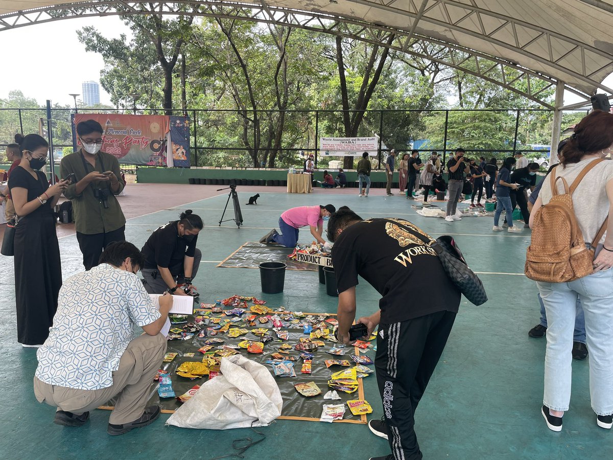 ZyannAmbrosio's tweet photo. Pinapaalam naman ng grupong Mother Earth foundation at GAIA Asia Pacific sa mga kumpanya na sila ang dapat responsable sa tamang packaging na kailangang hindi nakakasira sa kalikasan @ABSCBNNews @DZMMTeleRadyo https://t.co/j7IfK783hP