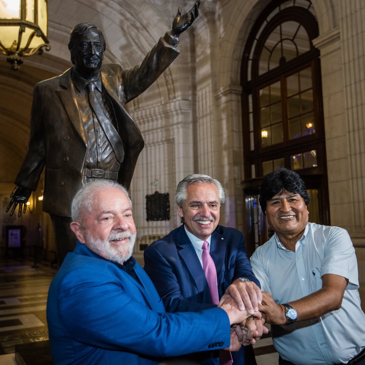 libertadpalacio's tweet photo. Desde el Centro Cultural Kirchner habló @LulaOficial 

“Vamos a recrear al UNASUR porque en este período todos debemos entender que solos somos débiles, pero juntos podemos crear la gran nación soñada por Bolívar y por tanta gente que luchó por eso”. 

💻https://t.co/RvbnQTRjgt https://t.co/KeCVp0aTWO