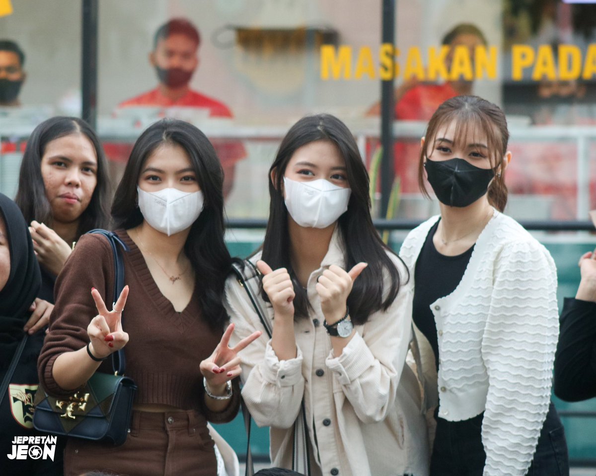 Jeon_SungHye's tweet photo. Dedek pimpin pose π @A_ChristyJKT48 @N_ShaniJKT48 @S_GraciaJKT48
.
Sesi Foto Bersama Staff at Tanding Tangan Sendok
#TimPakeSendok #TimPakeTangan https://t.co/jj3cTCPK1i