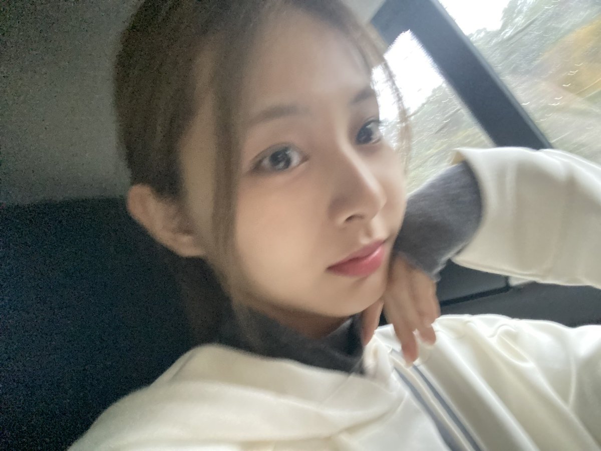 tzuyusbbl's tweet photo. 11:07 AM KST 🍞💬

"are you listening to moonlight sunrise well?" https://t.co/G6Z2ls54sW