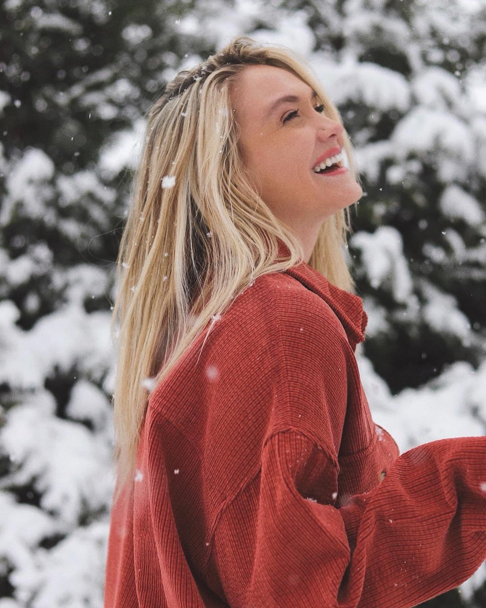 snowflakes are kisses from heaven❄️ #snow #WinterVibes  #WinterClassic #KissingBooth #Smile #HappyMonday #snowflakes #laughing #Joy #love #music #instadaily #instagramlive #YouTuber #tiktok #OhioState #Cleveland #Happiness #coldweather #chill