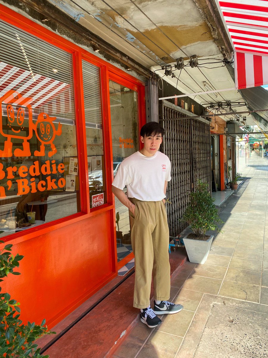 jzong__'s tweet photo. ร้านสีแดงเหมาะกับตรุษจีนที่ชื่อ Breddie n’ bicko กาแฟนมเทพ แถวเจริญกรุงครับ. https://t.co/xtPVoW508k