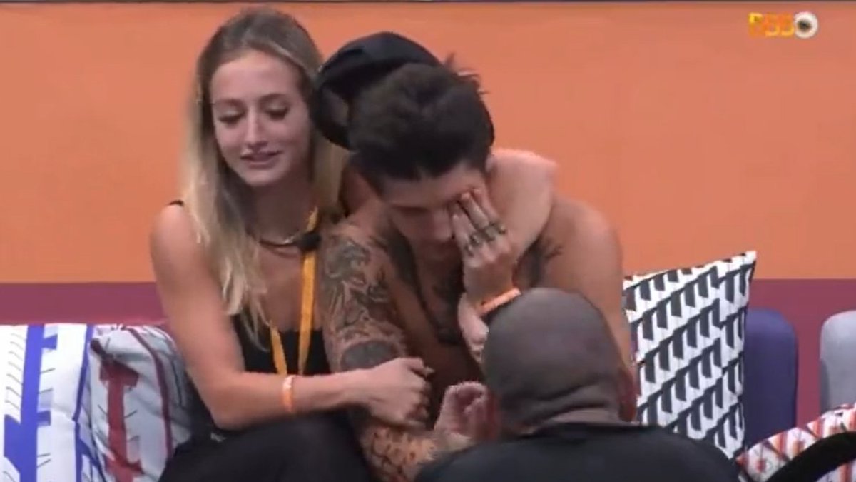 centralreality's tweet photo. Plot twist: O Guimê tava no momento da fala da cotovelada e deu risada. #BBB23 https://t.co/4nQNwqSTGT