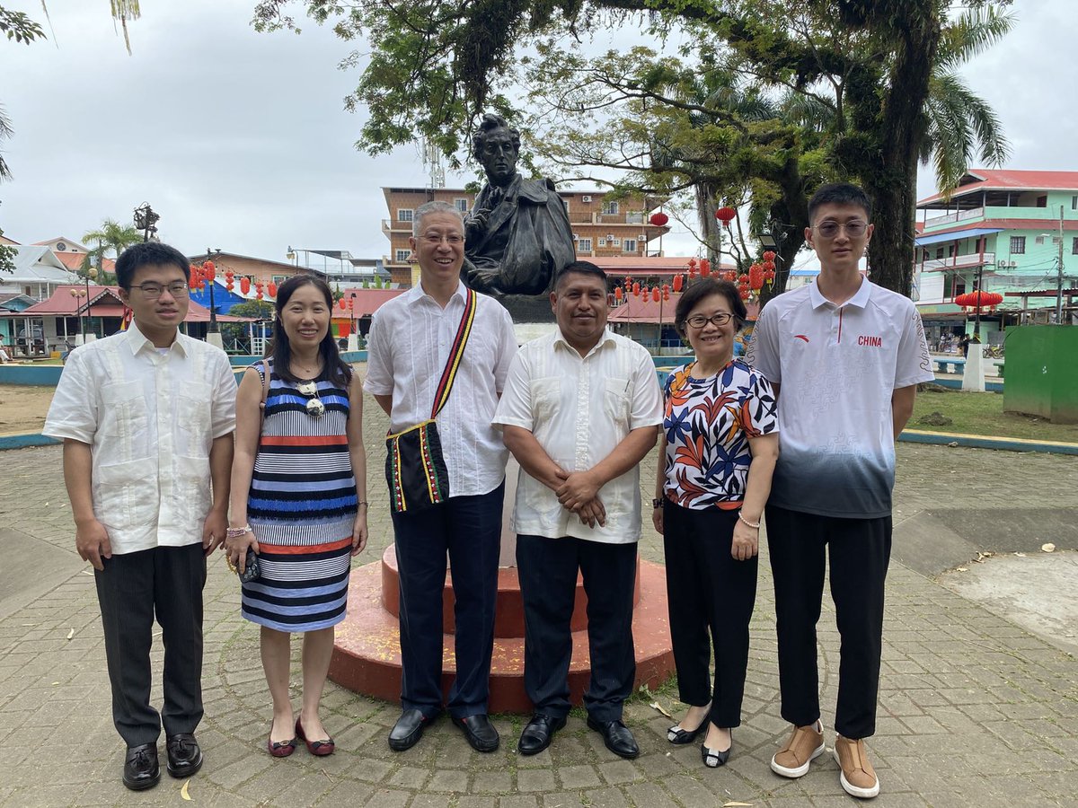 Hoy el Emb.<a href="/weiasecas/">魏强  WEI Qiang</a> sostuvo un conversatorio con el Gobernador Gómez, Alcalde Torres, Cacica Cruz y organizaciones sociales en el Palacio del @GobBocasDeToro para explorar oportunidades de cooperación para después pasar a saludar al público en el Parque Simón Bolívar.