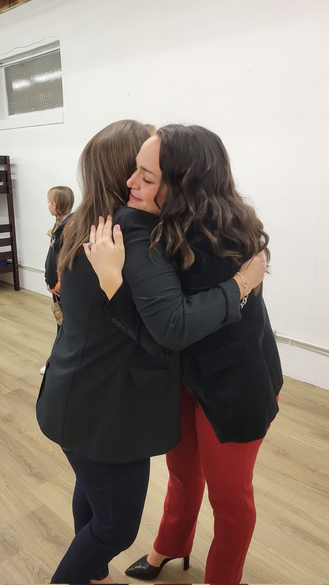 Huge thanks to the #Blacksburg community for such a great #BookLaunch at <a href="/AnnieKaysMainSt/">Annie Kay's</a>! Grateful for all the enthusiasm &amp; support 🥳#WorthItAndWonderful