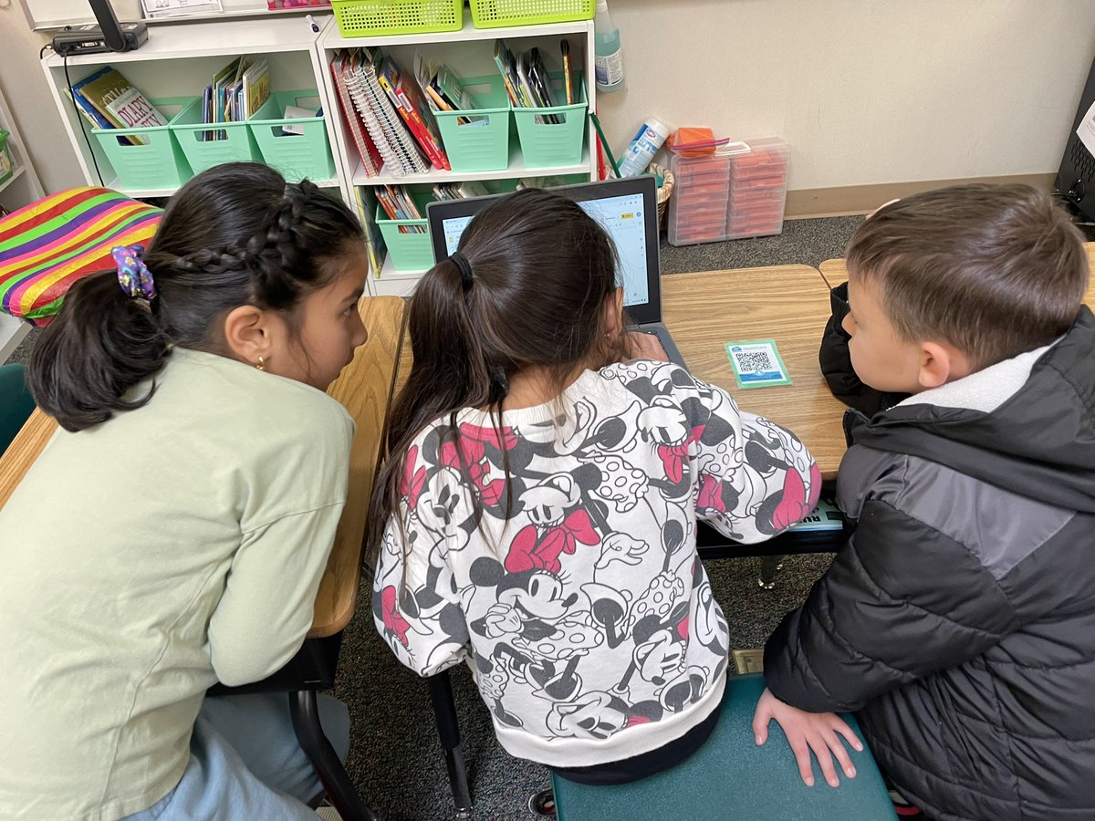 MrsFDiaz's tweet image. A little twist on the traditional #PROJECTGLAD Observation Chart. My first graders shared a Google slide deck and worked with partners to write about the images.  Kids were given sentence frames in case they needed extra support. @BarrettRanch_ #DCJESDproud