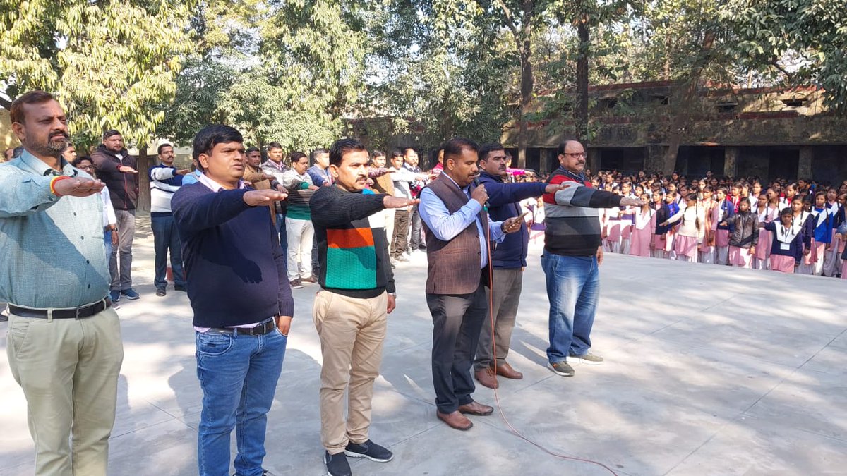 सड़क सुरक्षा सप्ताह के अंतर्गत 4200 बच्चों की 5किमी लंबी मानव श्रृंखला बनाई गई
इसके साथ ही 5 निपुण विद्यालयों को प्रशस्ति पत्र देकर सम्मानित किया गया
<a href="/basicshiksha_up/">Department Of Basic Education Uttar Pradesh</a> @DmKheri @BSALakhimpur <a href="/drbrajesh1/">dr brajesh tripathi</a> <a href="/madhuresh82/">Madhuresh Shukla</a> <a href="/MBSIAS2011UP/">Mahendra Bahadur Singh IAS</a> <a href="/manojsny/">Manoj Kumar</a>