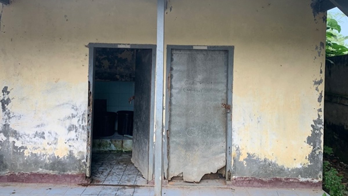 WorldBankWater's tweet photo. Over 2,300 madrasah schools in #Indonesia🇮🇩 are receiving grants from our project to improve school infrastructure, including toilets 🚽and running water 🚰. 

Learn how this has helped students focus study at school: https://t.co/au5pv7EJS2
#EducationDay https://t.co/tNF323ZTmo