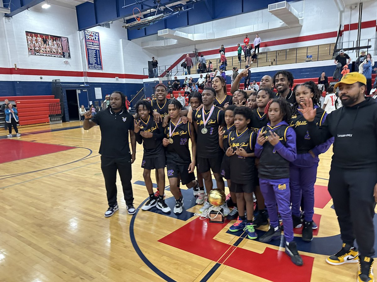 VineMSKnox's tweet photo. The Vine Golden Bear Boys Basketball team are the 22-23 KCS DISTRICT CHAMPIONS! #challengeconnectionscommunity 💜💛 https://t.co/gyyUy5fnvN