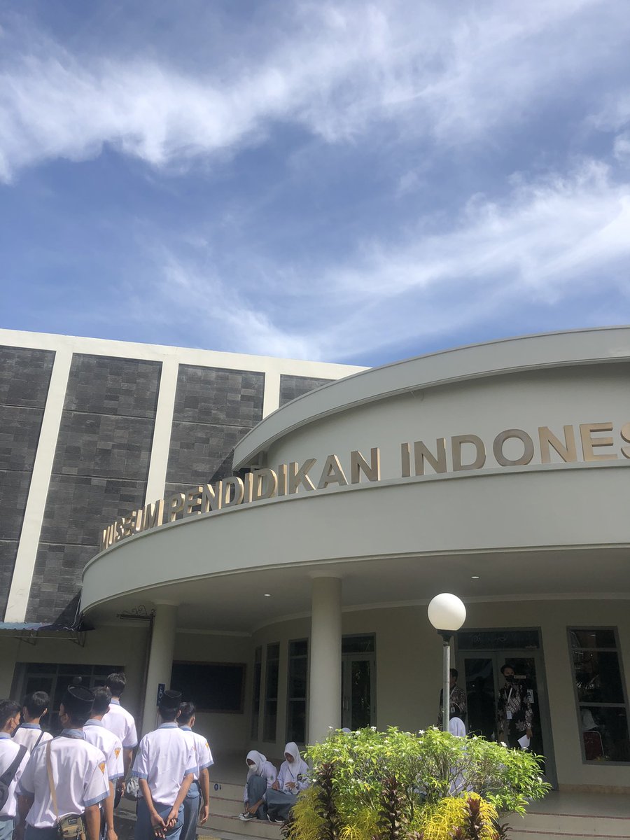 diemathy's tweet photo. Ke pasar ngater mami Beli sayur di warung Sonya Terdidik dan berakhlak visi kami kampus UNY tempatnya @unyofficial https://t.co/N8rQYMVADM