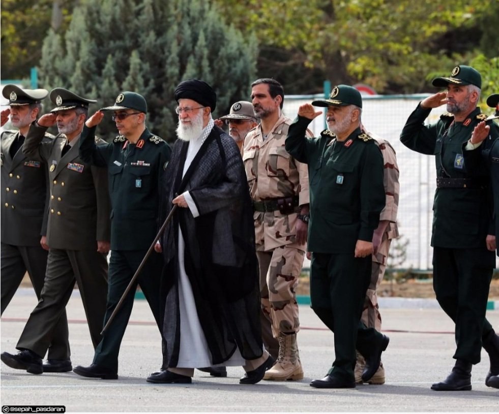Alisafaeifar's tweet photo. سپاهی که همیشه پشت سر رهبر ،گوش به فرمان، ودرخدمت مردم شریف ایران اسلامی بوده وهست وامنیت‌مان را مدیون رشادت‌های آنها هستیم.
#ThanksIRGC
#سپاه_متشکریم https://t.co/wumZcgBAKb