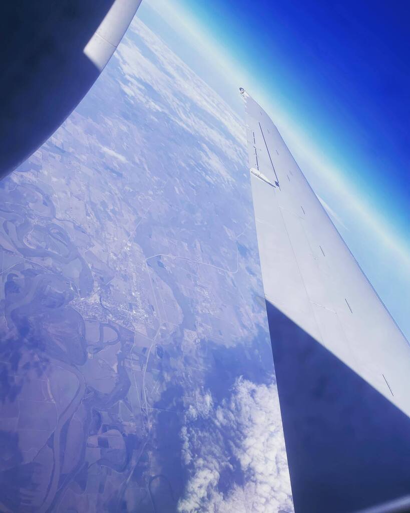 Going back home! #flying #airplane #traveling #travelingtheworld #travelingpost #travelingram #travelingphotographer #delta #deltaairlines #earth #sky #emetaldqueentv instagr.am/p/CnyChFiDfKg/