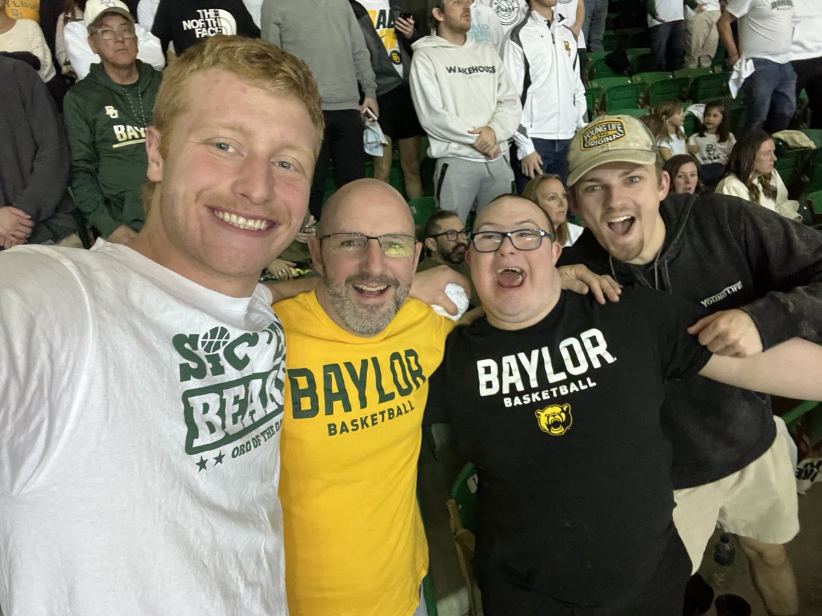 realjacksoncoop's tweet photo. United with the Mackin’s to watch some @BaylorMBB!!! #SicEm #sicem https://t.co/yMHoRXPGmV