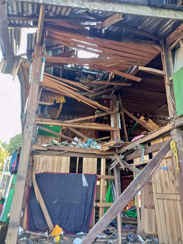 pzl_jourlm's tweet photo. A dozen of humanitarian workers and villagers were reportedly injured as the two military jet fighters dropped rows of heavy weapons and bombs over the #Chin’s ‘Mindat refuge camps’ for three days. Two religious and many homes were there damaged. #WhatsHappeningInMyanmar https://t.co/BxQmTz1TOs