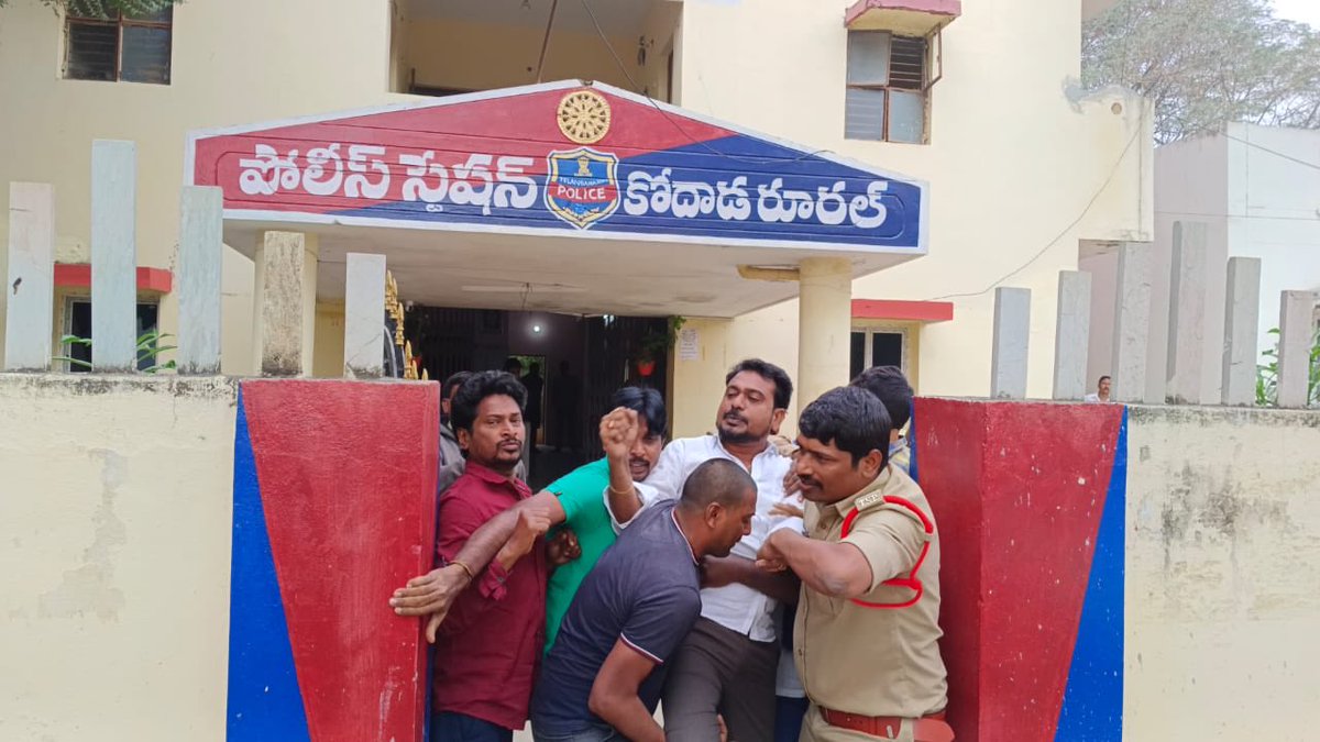 RSPraveenSwaero's tweet photo. #KCR ji, మీ కోదాడ MLA మల్లయ్య ఎక్కడైనా అసభ్యంగా మాట్లడొచ్చు, కానీ మా #BSP నాయకులు పిల్లుట్ల శ్రీనివాస్, షేక్ షర్మిలా లు ⁦@BollamMallaiah⁩ MLA దుశ్చర్యను ఖండిస్తే తప్పెట్లయితది?? వీరిని వెంటనే విడుదల చేయాలి. Kodad MLA మల్లయ్యను వెంటనే అరెస్టు చేయాలి. ⁦@TelanganaDGP⁩ https://t.co/GjENnZy5P8