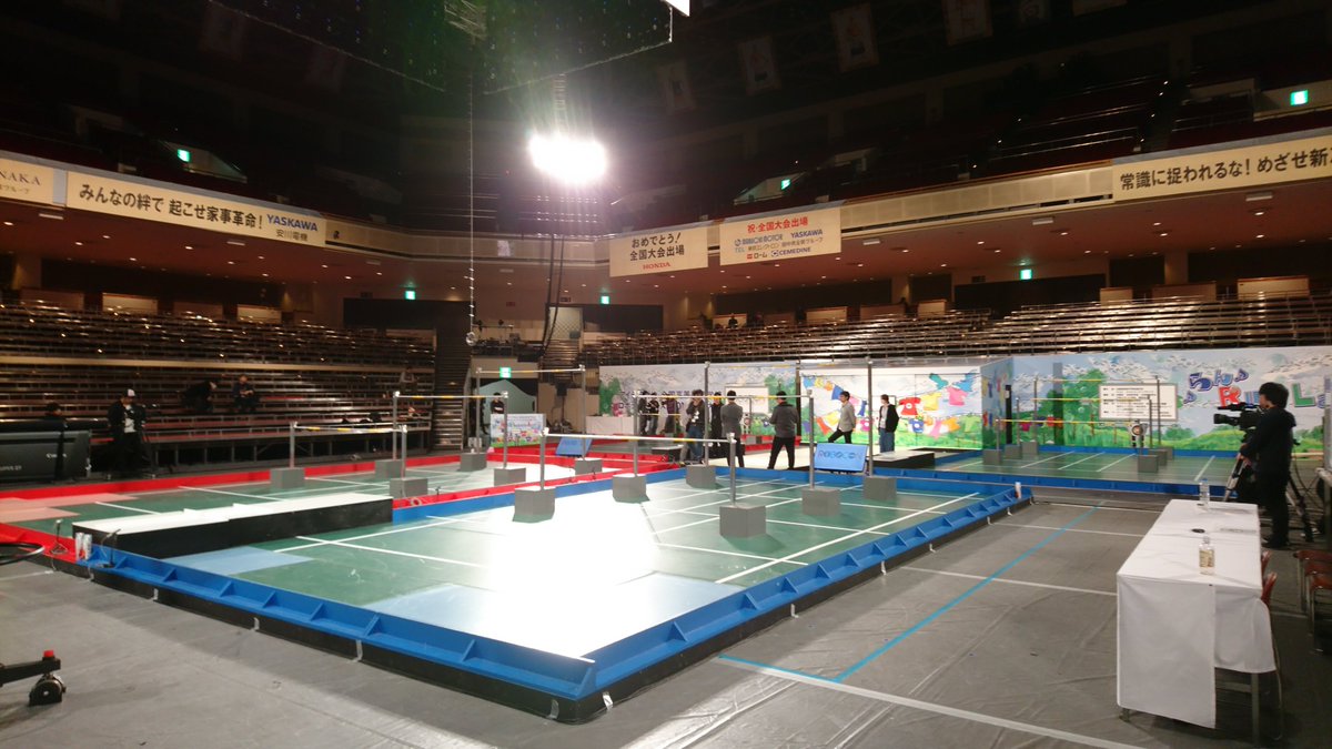 caffeine_hazard's tweet photo. 昔の写真を漁ってると、ロボコンの照明の写真が大会ごとに1枚以上ある… #ロボコン https://t.co/5xG0vnNCek