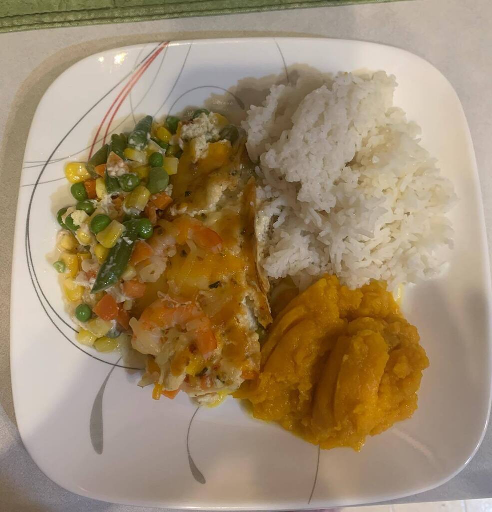 maryannsaunders's tweet photo. Baked salmon topped with cheese and cream cheese with shrimp and mixed veggies. With Jasmine rice and mashed buttery squash on the sides. 
Bona Petit 😋😋😋 https://t.co/aAWlYNF293 https://t.co/iNyJPBGRkg