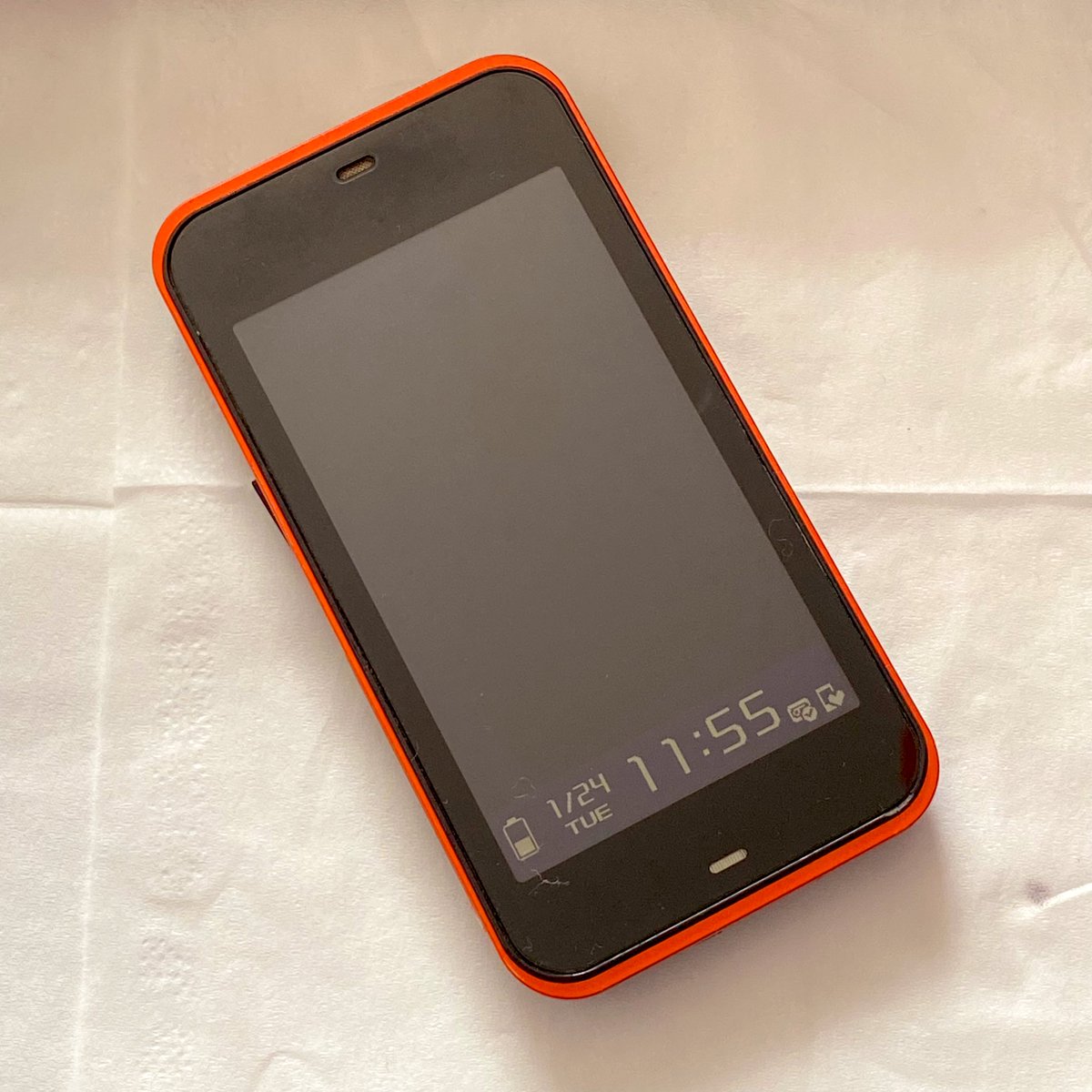 syounokintore's tweet photo. 僕が初めて購入したAndroidスマホ
「IS03」です(^^)
今ではWi-Fiで繋いでも、読み込み速度が遅すぎる為かサイトを開くことは出来ません
が、ワンセグは現役で使えています✨
#Android #スマホ #懐かしい #Is03
#家電 #モニタリング #シャープ https://t.co/eY9ocadM79