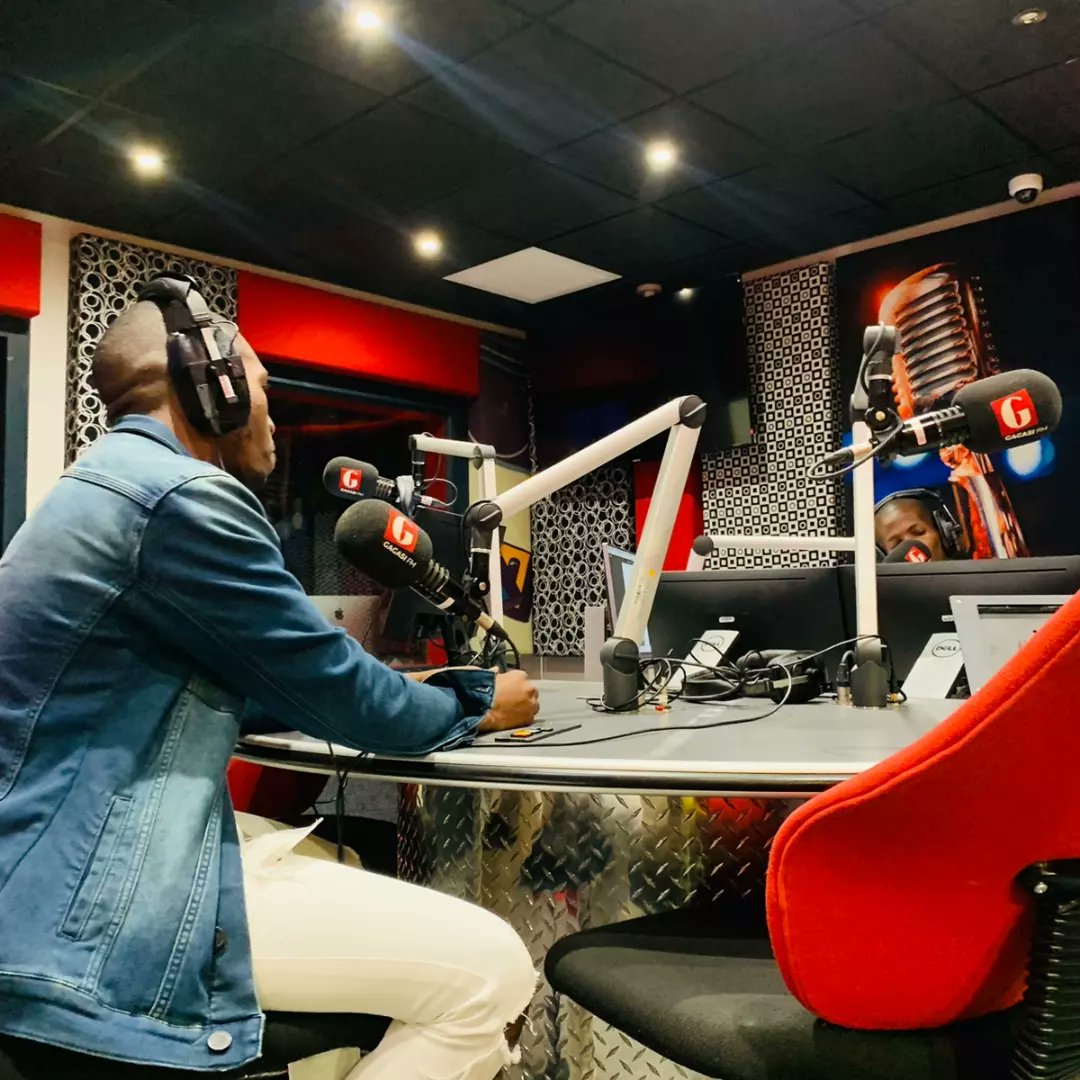 AMovement_SA's tweet photo. The ArtiQulator doin major MOVES, a leader.
Sending love and appreciation to @djlabsa and the GFM Hip Hop Music session team for summoning the boy
#UpsnDowns
#All_I_EverWantedEp 🔄
#ArtiqulateMovement 🏛️ https://t.co/TlEOieUJCN