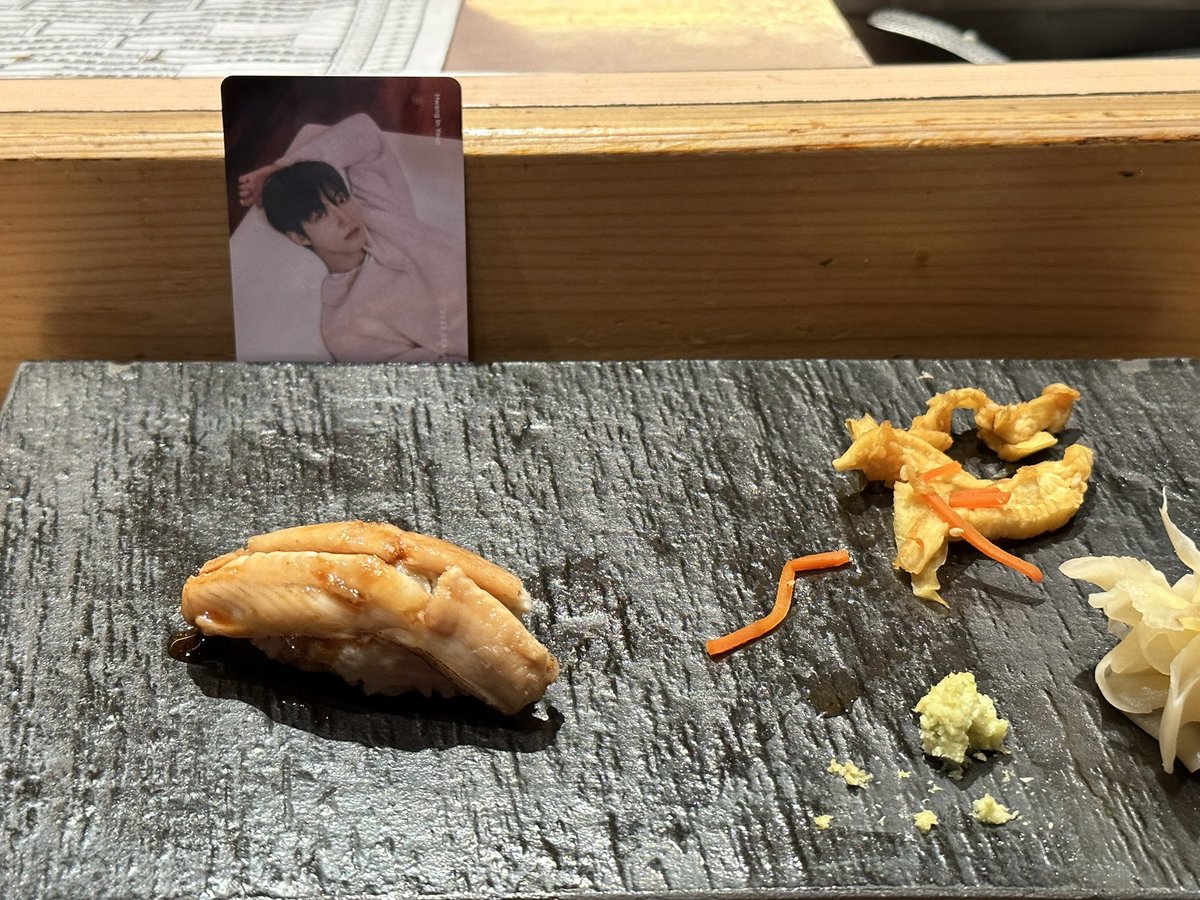gomm1800's tweet photo. 일본 오마카세를 갔는데 이녑이 사진 올려두니까 직원 분이 남자친구냐고 그래서 남자친구라고 사진 보여줬는데 방탄이녜,,,,,🥹 https://t.co/PlIUASqSHr