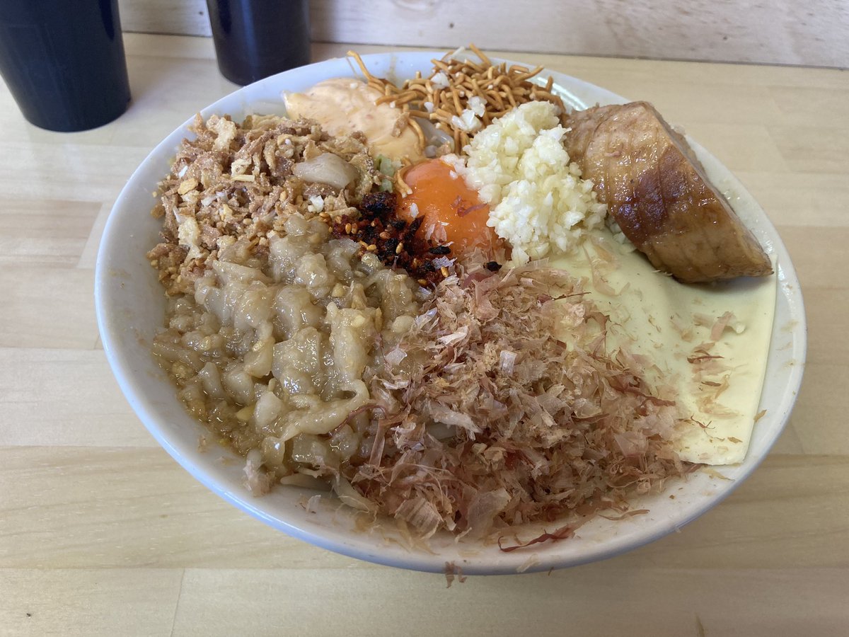 dungeonmeshi5's tweet image. ハイマウントM
まぜそば並 全盛り
初訪問！
今日はとりあえずまぜそばを注文。
具が色々入ってるので味と食感が楽しめました。
次回はラーメンを食べてみます。
Mそばも気になりますけど、、笑
ご馳走様でした。