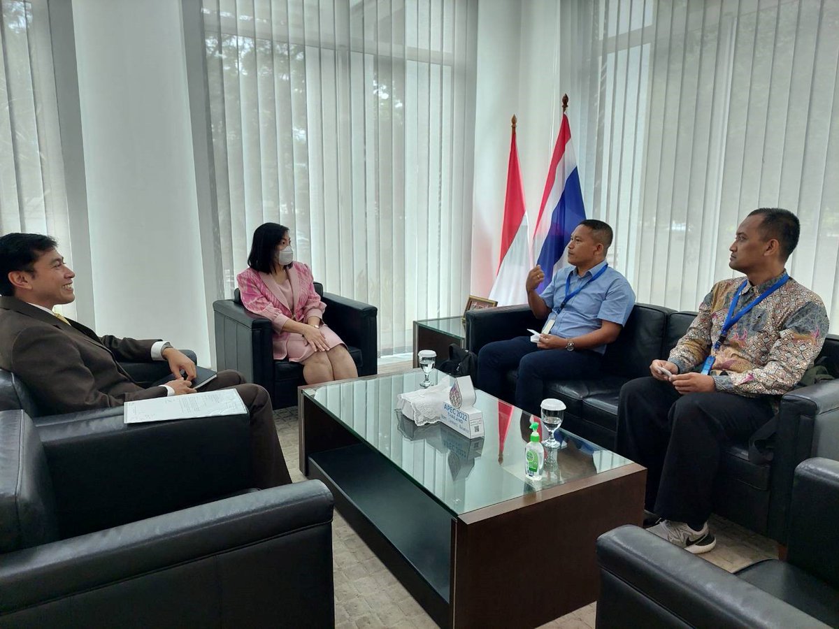 Graduates of Thailand’s @mahidolinter in Indonesia formed Alumni Association #MUAAI earlier this year. They met with @ThailandinRI to discuss potential collaborations on 17 Jan. We look forward to working with #MUAAI to strengthen people2people relations between #Thailand & RI.