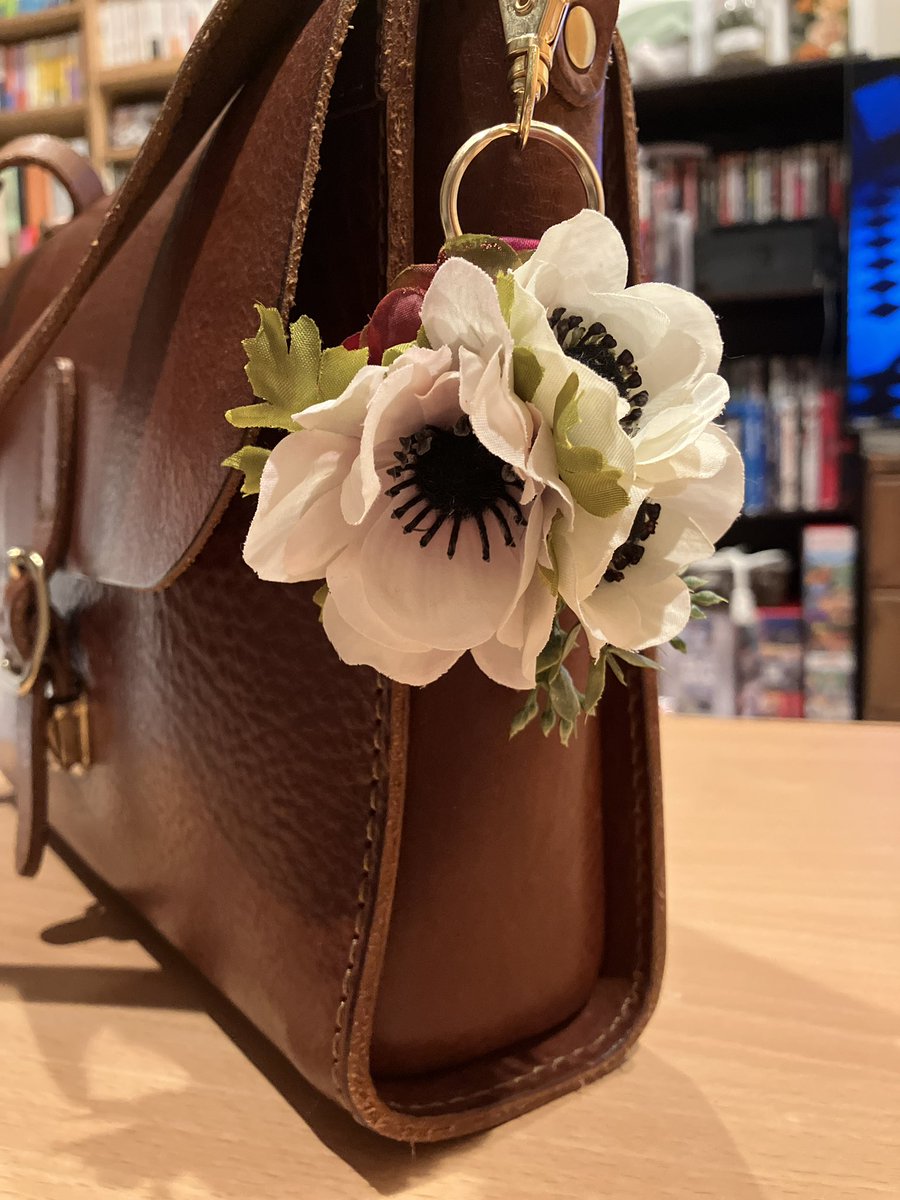 Secca326's tweet photo. こういうキーホルダーの土台を��れこれ検討していて、レジンはどうかと思ってるんだけど思ってる感じのモールドが見つからない… https://t.co/PxPbPlAOge