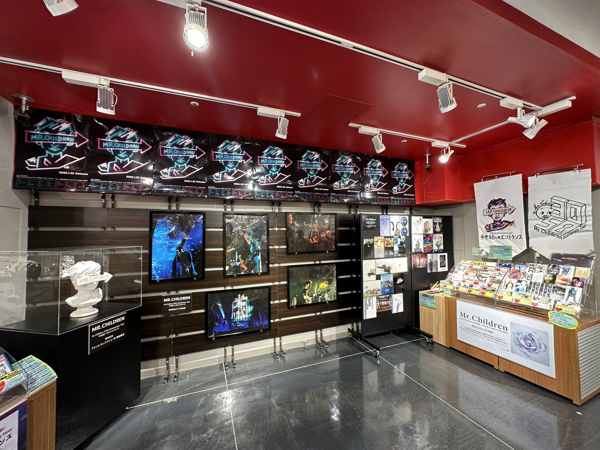 momo_candy85's tweet photo. 半エン💿フラゲ日- ̗̀ 👏🏻👏🏻  ̖́-タワレコ渋谷の展示見に来ました
法被にエントランスマン生で見られて嬉しい(⸝⸝⸝ᵒ̴̶̷̥́ ᴗ ᵒ̴̶̷̣̥̀⸝⸝⸝)

 #MrChildren  #半世紀へのエントランス  #タワレコ渋谷  #エントランスマン https://t.co/0z6VfPIt5M