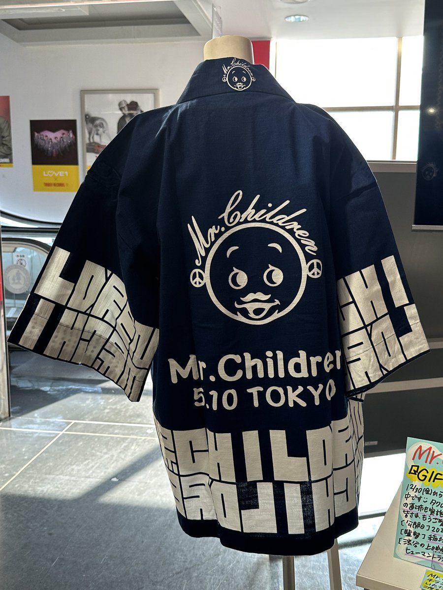 momo_candy85's tweet photo. 半エン💿フラゲ日- ̗̀ 👏🏻👏🏻  ̖́-タワレコ渋谷の展示見に来ました
法被にエントランスマン生で見られて嬉しい(⸝⸝⸝ᵒ̴̶̷̥́ ᴗ ᵒ̴̶̷̣̥̀⸝⸝⸝)

 #MrChildren  #半世紀へのエントランス  #タワレコ渋谷  #エントランスマン https://t.co/0z6VfPIt5M