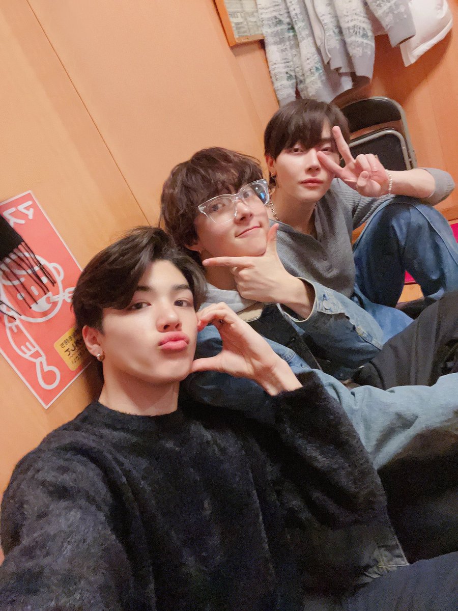 EuijooFR's tweet photo. 📸 — 230123
『 &amp;TEAM WEVERSE 』

→ #EJ aux côtés Maki et Nicholas sur une postée par Maki sur Weverse ! 

#EJ #의주 #andTEAM @andTEAMofficial @andTEAM_members https://t.co/kcIDYDjoWK