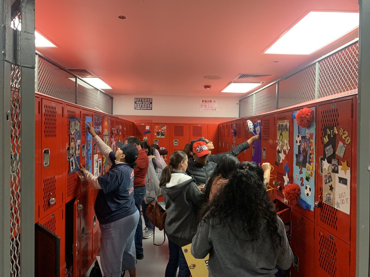 DHSLadySoccer's tweet image. Shout out to the parents of all these athletes….thanks for sitting in the cold, watching in the rain, cheering relentlessly every game, and ….decorating the lockers before our first district game! @DawsonHighSchl 

#finaltouches #lockerroomvibes #weloveourparents