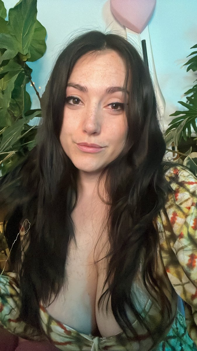 xxKalypsoTTV's tweet photo. 1 view = 1 pet for Rocco (Rocco's laying on my phone so don't mind this selfie from last night <3 ) #runescape #rs3 #twitchgirls #twitchdogs https://t.co/WbkBOeba9m https://t.co/ZkRUQVGBwl