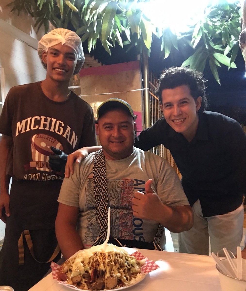 LICOMO1212's tweet photo. El de gorro es el cheff y el otro es el mesero yo les arreglo todo y estoy pendiente de la caja 😁💪🏿. Pero seremos grandes y lo más bello es que mis hijos dijeron todos los días donaremos una comida a alguien que la necesite.   DIJE ESTA HECHO Y DIOS NOS COMPENSARÁ. https://t.co/1zMKsBYEcW