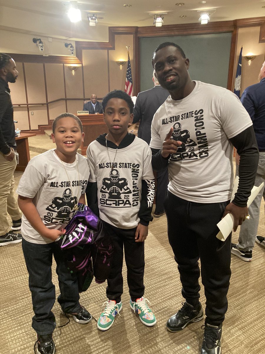tcolvin35's tweet photo. Thanks too the City of Rock Hill for showing us some luv, 2X State Champions…✊🏿 ###WeLuvFootball ###IDoItForTheKids ###DaybyDay ###RockHill ###BirdGang … https://t.co/6x8cQOOtC9