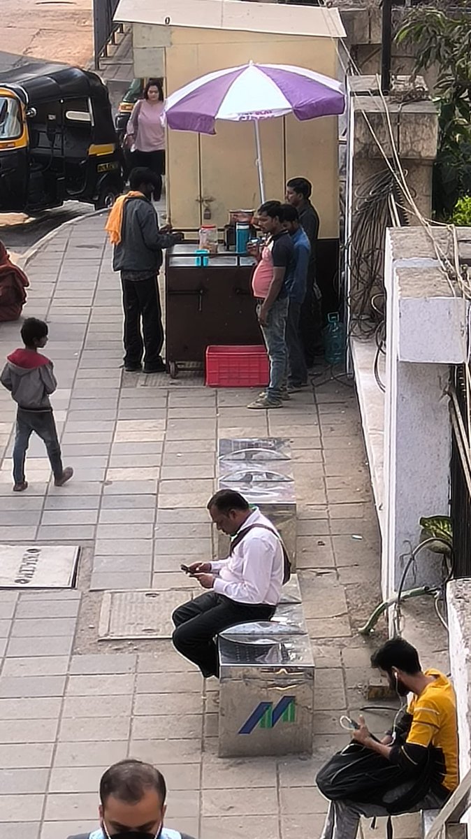 Roopal_Parab's tweet image. s this why footpaths are made wider? Every day a new hawker awaits to start his business. A full fledge stall below Magathane metro station, outside Samarpan building on W E Highway, Borivali East. Is BMC seeing this??
@mybmcWardRC @mybmc @iGopalShetty @A_AsawariPatil