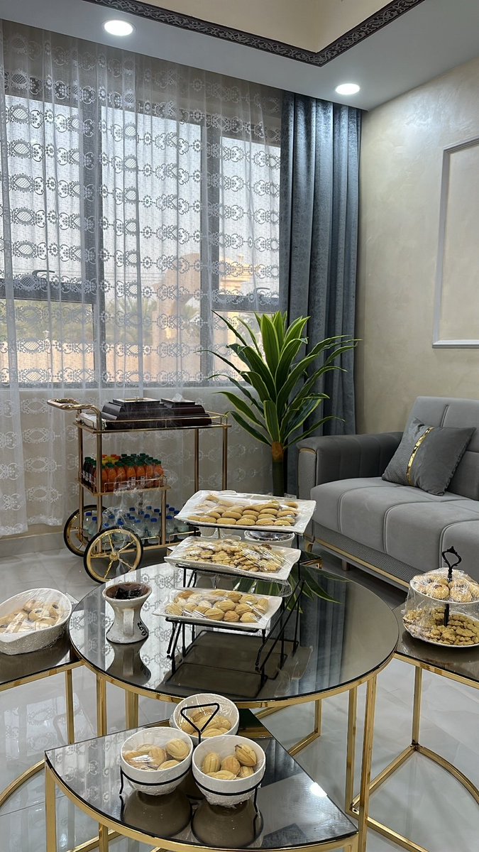 لا تعامل الجميع على أنهم يملكون قلبًا مثل قلبكَ. ولا تتوقع أن يعطونكَ دائمًا ما تنوي اعطائه.فَـالروح الجميلة تفرض ذاتها أينما حلت بتلقائيتها المهذبة و بساطتها الأنيقة و روحها الطيبة.