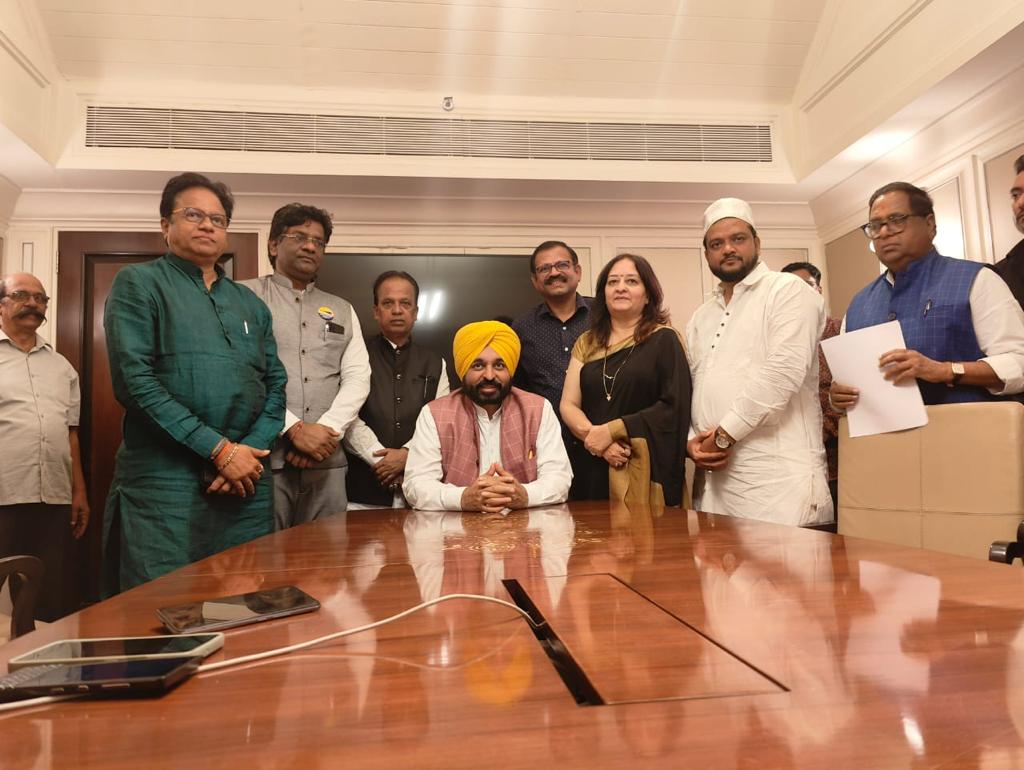 AAPJunaidkhan's tweet photo. Very important meeting about to making strategy for #bmcelection2023 with special Guest @BhagwantMann @PreetiSMenon @MumbaiPressNews @AAPMumbai @AAPMumbadevi @AAPMaharashtra https://t.co/IsAXVKiyoT