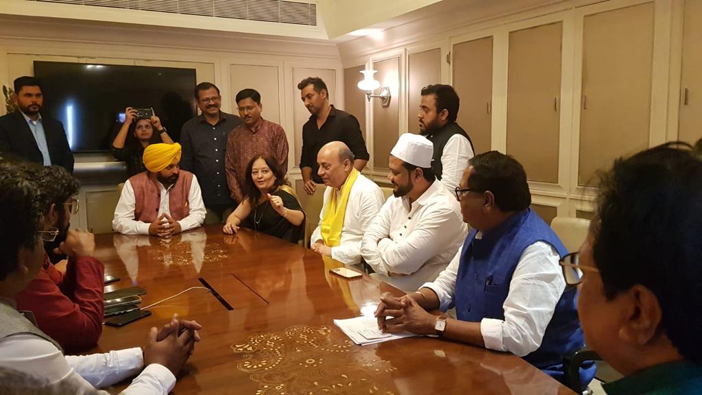 AAPJunaidkhan's tweet photo. Very important meeting about to making strategy for #bmcelection2023 with special Guest @BhagwantMann @PreetiSMenon @MumbaiPressNews @AAPMumbai @AAPMumbadevi @AAPMaharashtra https://t.co/IsAXVKiyoT
