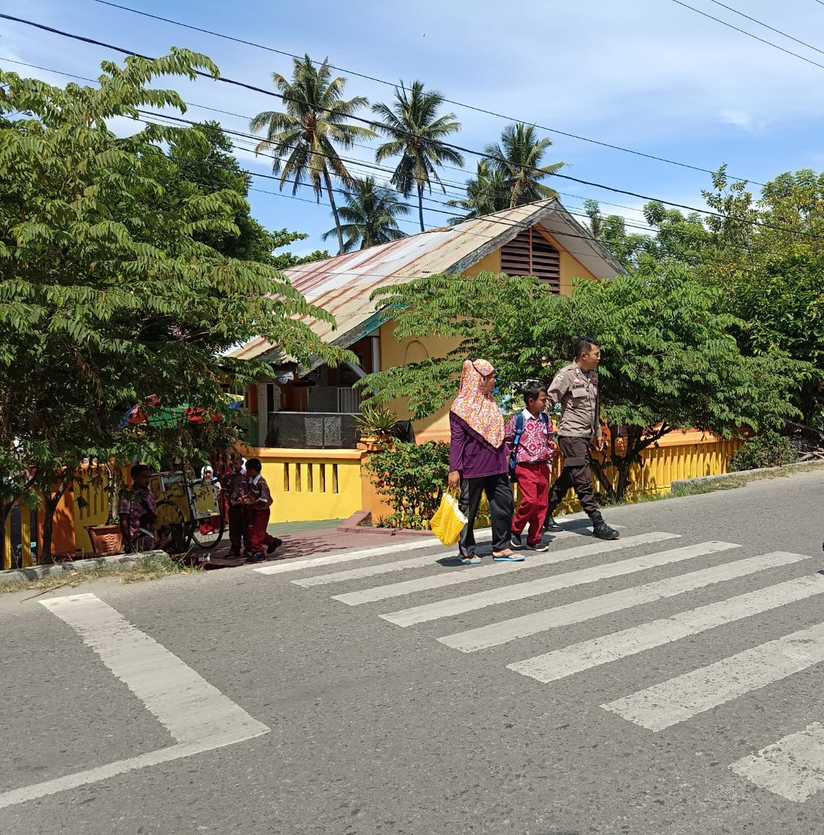 DomiliUlman's tweet photo. Bhabinkamtibmas menjaga keselamatan siswa SD yang hendak menyeberangi jalan. 
#polisi
#polripresisi
#polisiindonesiea
#polisihumanis
#polresgorontalokota
#divisihumaspolri
#temanpolisi
#humaspolresgorontalokota
#kapolresgorontalokota https://t.co/uQV42hh2QR