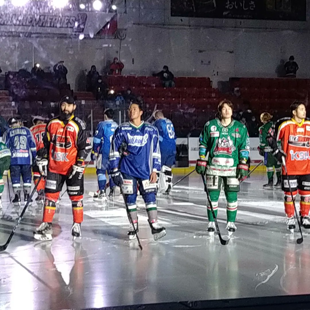 46U2AhU6TYVhCsb's tweet image. 先々週末、そして先週末の
アイスホッケーアジアリーグの
選手の皆様との氷上交流会に
参加しました

僅かな時間ながらお話しする
ことができ、素敵な時間を
過ごすことができました🙆🤗
🐜がとうございました

#アイスホッケーアジアリーグ
#アイスホッケーヒーローズ2 
#アイスバックス氷上交流会