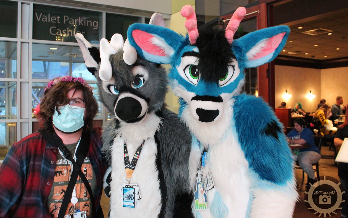 Timey021's tweet image. Got to meet @Svixy and @AmriWusky at #ANE2023! I absolutely love Svix's music and it was an honor to meet them!