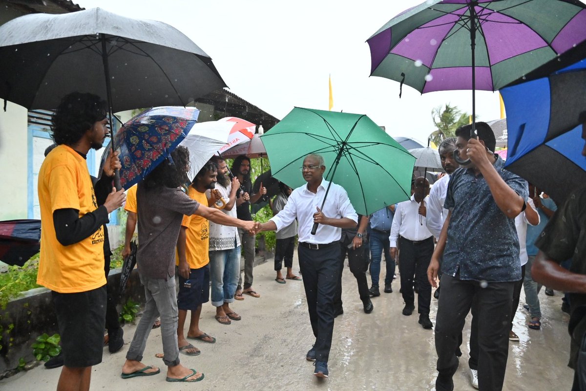 Miuvaan's tweet photo. ބޯ ވާރޭގައި ނިކުމެ މާޅޮހު އެމްޑީޕީ މެމްބަރުންނާއި ދާއިރާގެ މެމްބަރުން ބުނީ #ކުރިއަށް ދާން ބޭނުންވަނީ ދިމާވާ ގޮންޖެހުންތަކާ ކުރިމަތިލައި، ރައްޔިތުންނަށް ކޮށްދޭ ކަންކަން ހުއްޓާނުލާނެ ވެރިއެއްކަމަށް. އެވެރިޔަކީ ރައީސް @ibusolih ކަމަށް. 

#Ibu2023
#MDPKuriah https://t.co/1fygwXUC5h