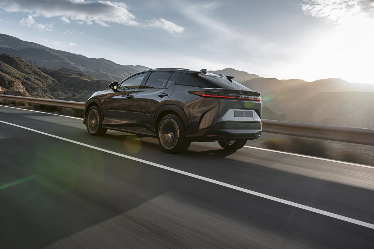 lexusmadrid's tweet photo. #LexusRZ está equipado con el nuevo sistema #DIRECT4. Esta exclusiva tecnología inteligente equilibra constantemente la tracción entre los dos ejes eléctricos...
👍 https://t.co/dVswBbOtZL
#LexusMadrid #LexusRZ450 #Lexus #Sostenibilidad https://t.co/TJjU0TgYi0