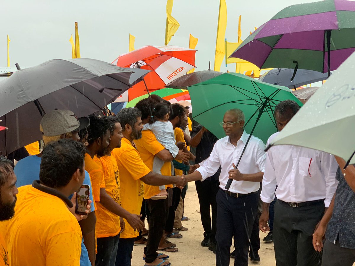 Miuvaan's tweet photo. ބޯ ވާރޭގައި ނިކުމެ މާޅޮހު އެމްޑީޕީ މެމްބަރުންނާއި ދާއިރާގެ މެމްބަރުން ބުނީ #ކުރިއަށް ދާން ބޭނުންވަނީ ދިމާވާ ގޮންޖެހުންތަކާ ކުރިމަތިލައި، ރައްޔިތުންނަށް ކޮށްދޭ ކަންކަން ހުއްޓާނުލާނެ ވެރިއެއްކަމަށް. އެވެރިޔަކީ ރައީސް @ibusolih ކަމަށް. 

#Ibu2023
#MDPKuriah https://t.co/1fygwXUC5h