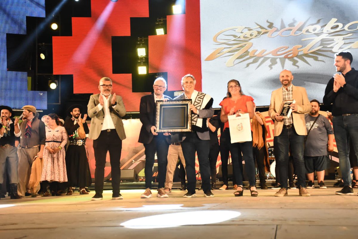 🌙Increíble noche de la delegación cordobesa en el Festival Nacional de Folklore de Cosquín.

🎶 El escenario Atahualpa Yupanqui,se vistió de música y danza. 

🎤Destacaron las voces de Paola Bernal, Mery Murúa y Liliana Rodríguez, junto a Víctor Hugo Godoy de los 4 de Córdoba.