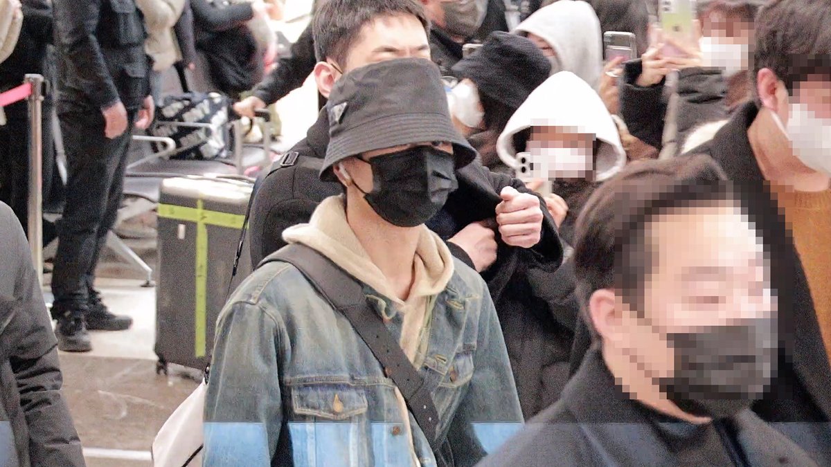 vilelancer's tweet photo. [4K] 엔하이픈(ENHYPEN) 제이 | 김포공항 입국장 | 230124 직캠(fancam) https://t.co/8hHoPBzGNg 출처 @YouTube #엔하이픈 #ENHYPEN #제이 https://t.co/L0rDi3luMf