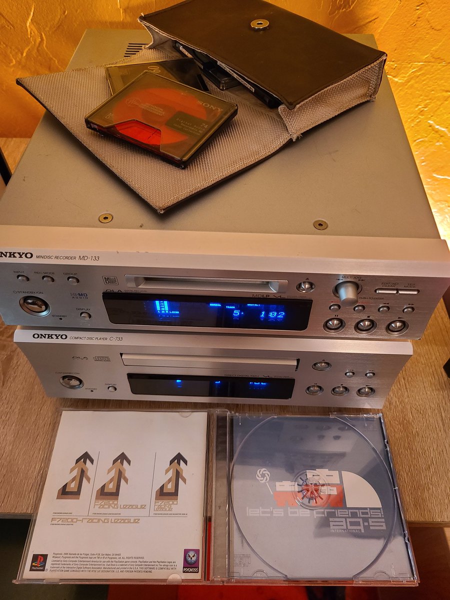 Tahimek's tweet photo. Re-recording some favorite #Wipeout tracks, and I realized that the #INTEC275 decks are the same width as a fully opened jewel case.

#MD133 #C733 #MiniDisc #MD #ミニディスク #HiMD #ONKYO #Audio #PlayStation #PSX #PS1 #Wip3out #Wipeout3 #WO3 #Y2K https://t.co/WMsqvWpTnz