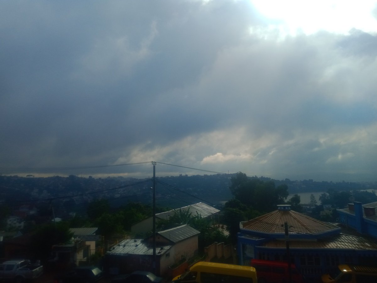 Ireo milay dia faly foana na manjombona aza ny andro, ny olona  mampalaelo kosa dia ireo izay manjombona na dia mamiratra aza ny andro...