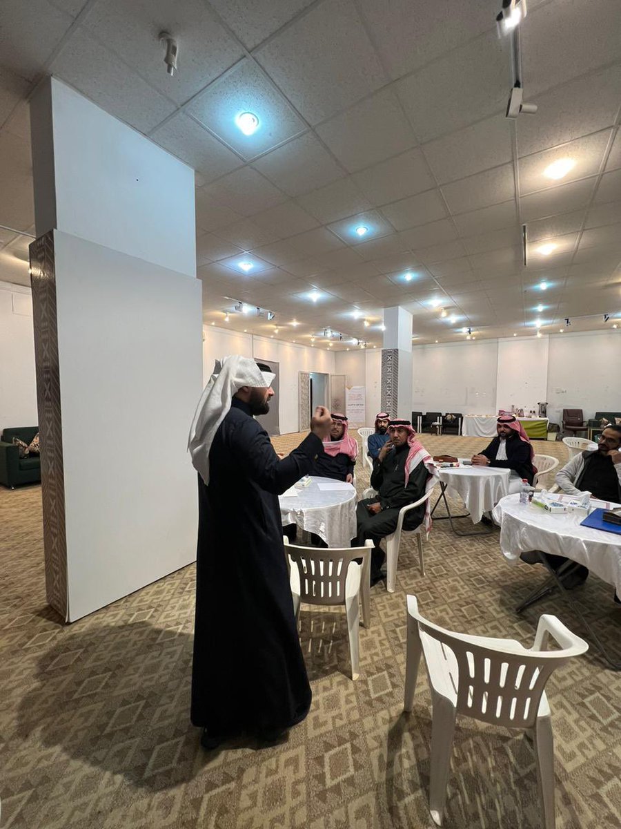AbdullahGahtan's tweet photo. تشرفت بتقديم ورشة عمل إنتاج اللوحة الخطية والتي تأتي ضمن برامج جمعية الثقافة والفنون بالباحة @SASCA_BHA واستعداداً لمعرض ختام أنشطة الجميع. الشكر والتقدير لأخي سعادة مدير الجمعية @ali_baha2008 على اتاحة الفرصة والشكر موصول لجميع الأعضاء والمشاركين في الورشة. https://t.co/xoIb4UNrZG